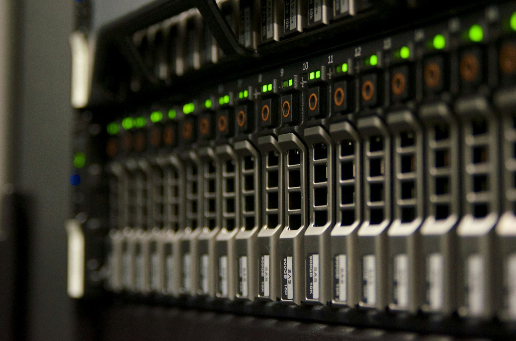 Laufwerksschächte eines Servers mit grünen Statuslichtern